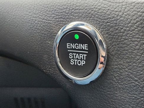 Used 2021 Ford Edge SE image 9