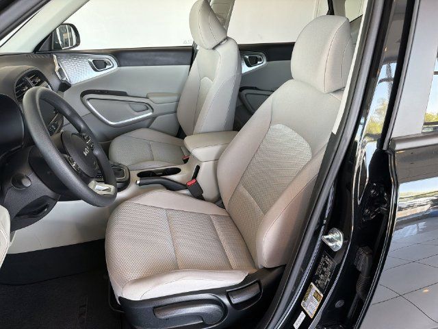 Used 2025 Kia Soul LX FWD image 20