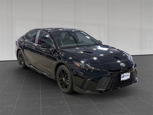 Used 2025 Toyota Camry SE image 7