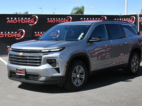 Used 2024 Chevrolet Traverse LT FWD image 3