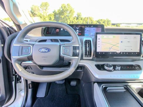 Used 2025 Ford Expedition Active AWD/4WD image 32