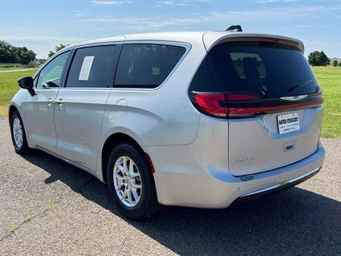 Certified 2024 Chrysler Pacifica Touring-L FWD image 4