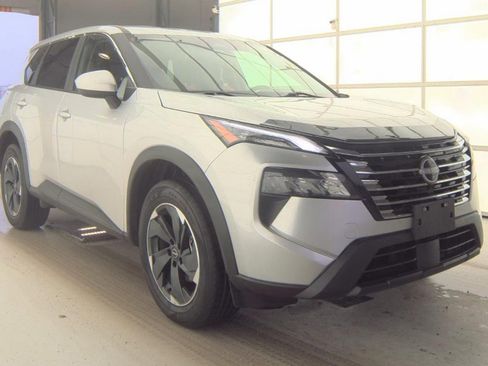 Used 2024 Nissan Rogue SV image 3