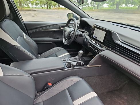 Used 2025 Toyota Camry SE FWD image 11
