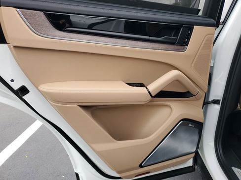 Used 2024 Porsche Cayenne E-Hybrid image 10