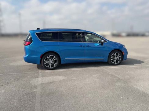 New 2026 Chrysler Pacifica Pinnacle image 13