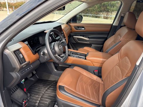 Used 2024 Nissan Pathfinder Platinum w/ Cargo Package image 17