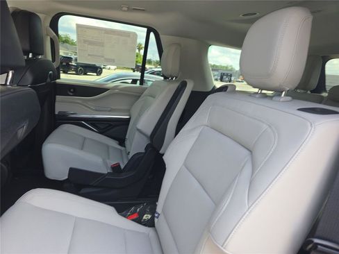 New 2026 Lincoln Navigator Premiere AWD/4WD image 11