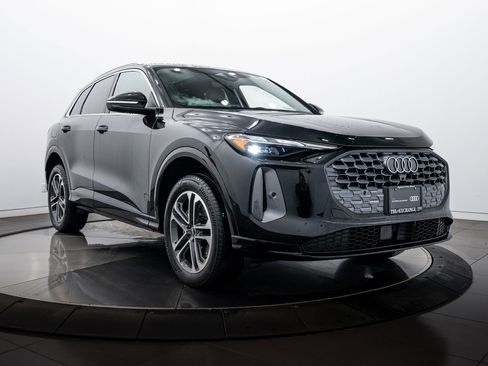 Certified 2025 Audi Q5 Premium w/ Convenience Package image 2