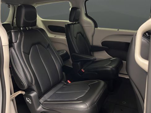 Used 2024 Chrysler Pacifica Touring-L FWD image 25