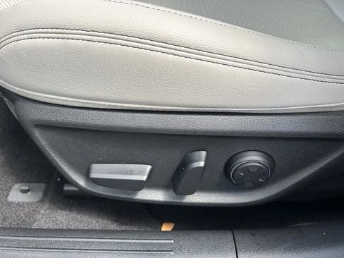 Used 2025 Genesis G70 2.5T image 22