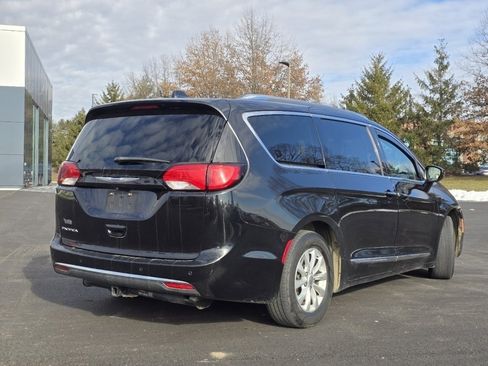 Used 2019 Chrysler Pacifica Touring-L image 13