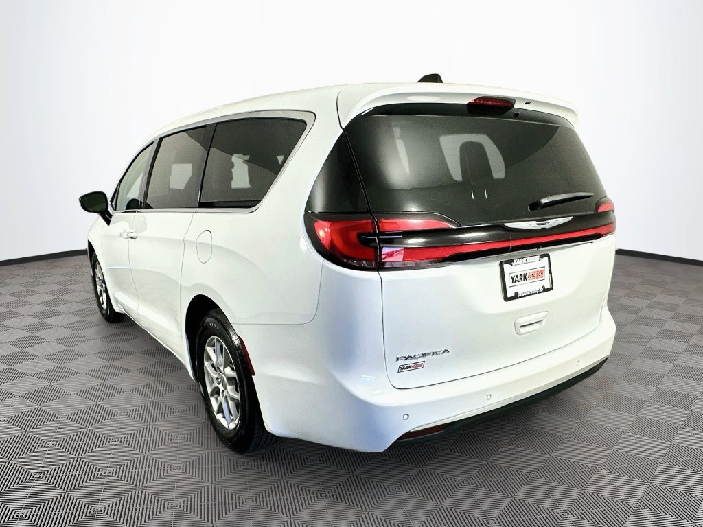 Certified 2024 Chrysler Pacifica Touring-L FWD image 7