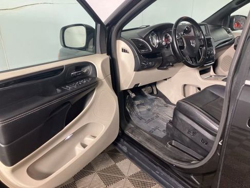 Used 2020 Dodge Grand Caravan SXT image 9