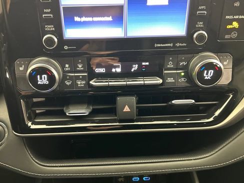 Used 2022 Toyota Highlander XLE FWD image 14