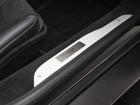 Used 2025 Aston Martin V8 Vantage Coupe image 44