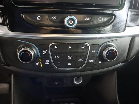 Used 2023 Chevrolet Traverse LT image 49