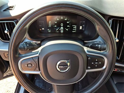 Used 2019 Volvo XC60 T6 Momentum w/ Premium Package image 20