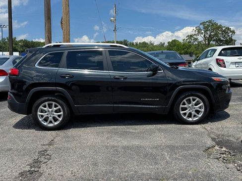 Used 2016 Jeep Cherokee Latitude w/ Comfort/Convenience Group FWD image 2