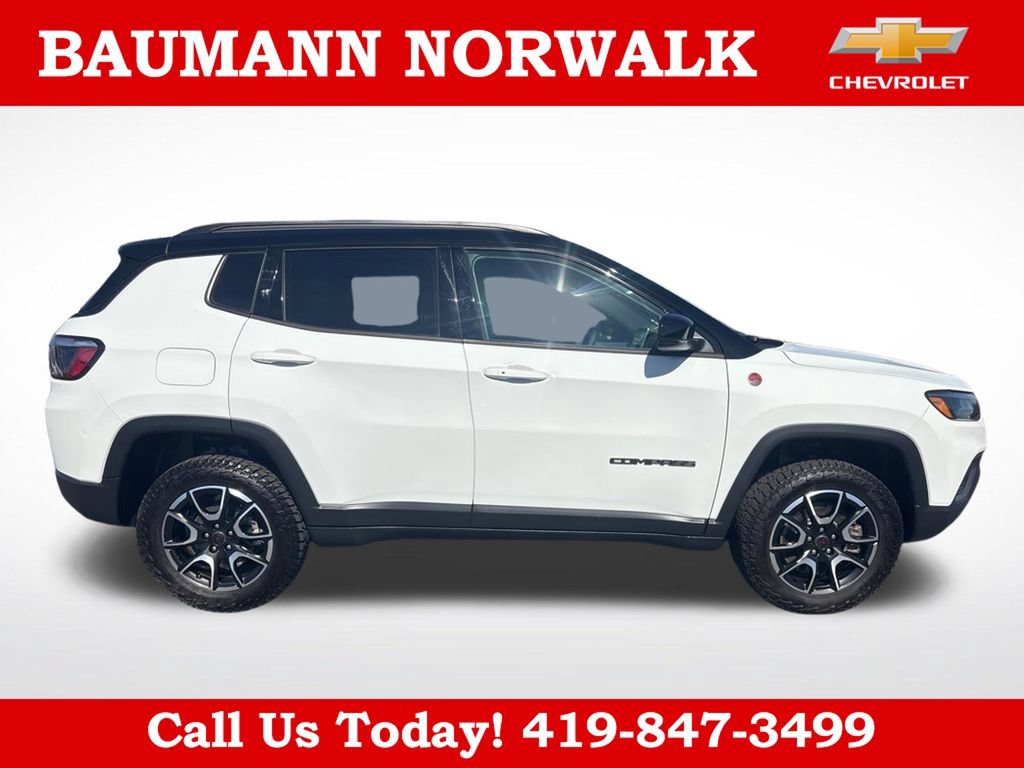 Used 2025 Jeep Compass Trailhawk AWD/4WD image 2