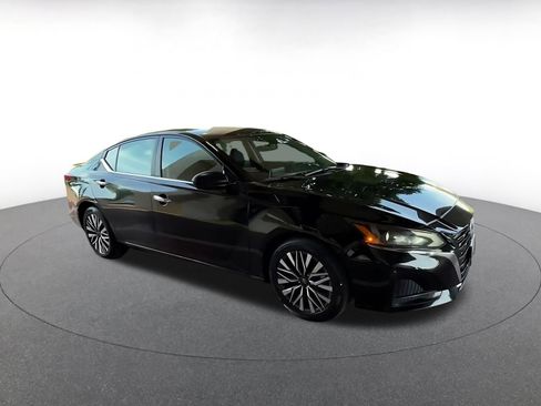 Used 2025 Nissan Altima 2.5 SV FWD image 2