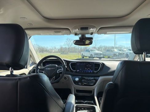 Used 2023 Chrysler Pacifica Limited image 19