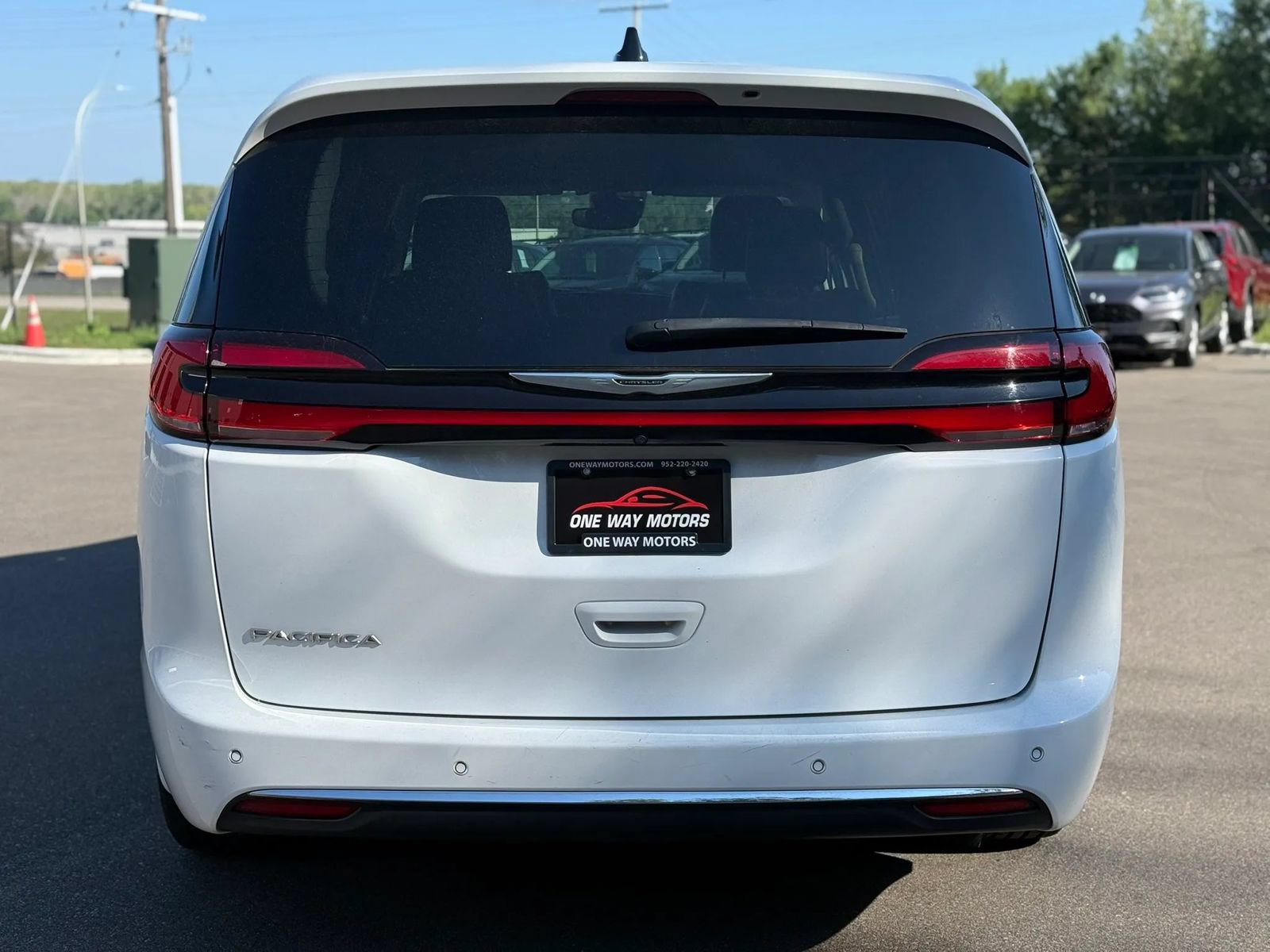Used 2024 Chrysler Pacifica Touring-L FWD image 4
