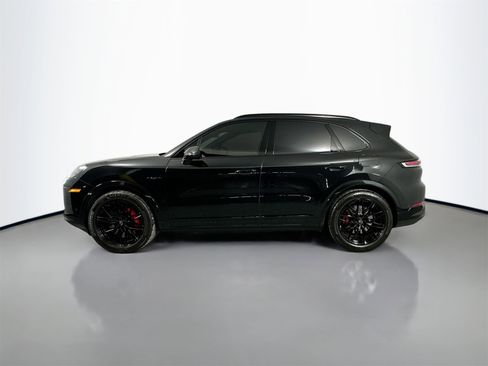 Certified 2025 Porsche Cayenne Turbo image 2