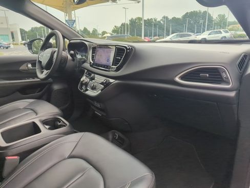 Used 2025 Chrysler Pacifica Select FWD image 30