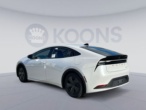 New 2026 Toyota Prius Plug-In Hybrid FWD image 4