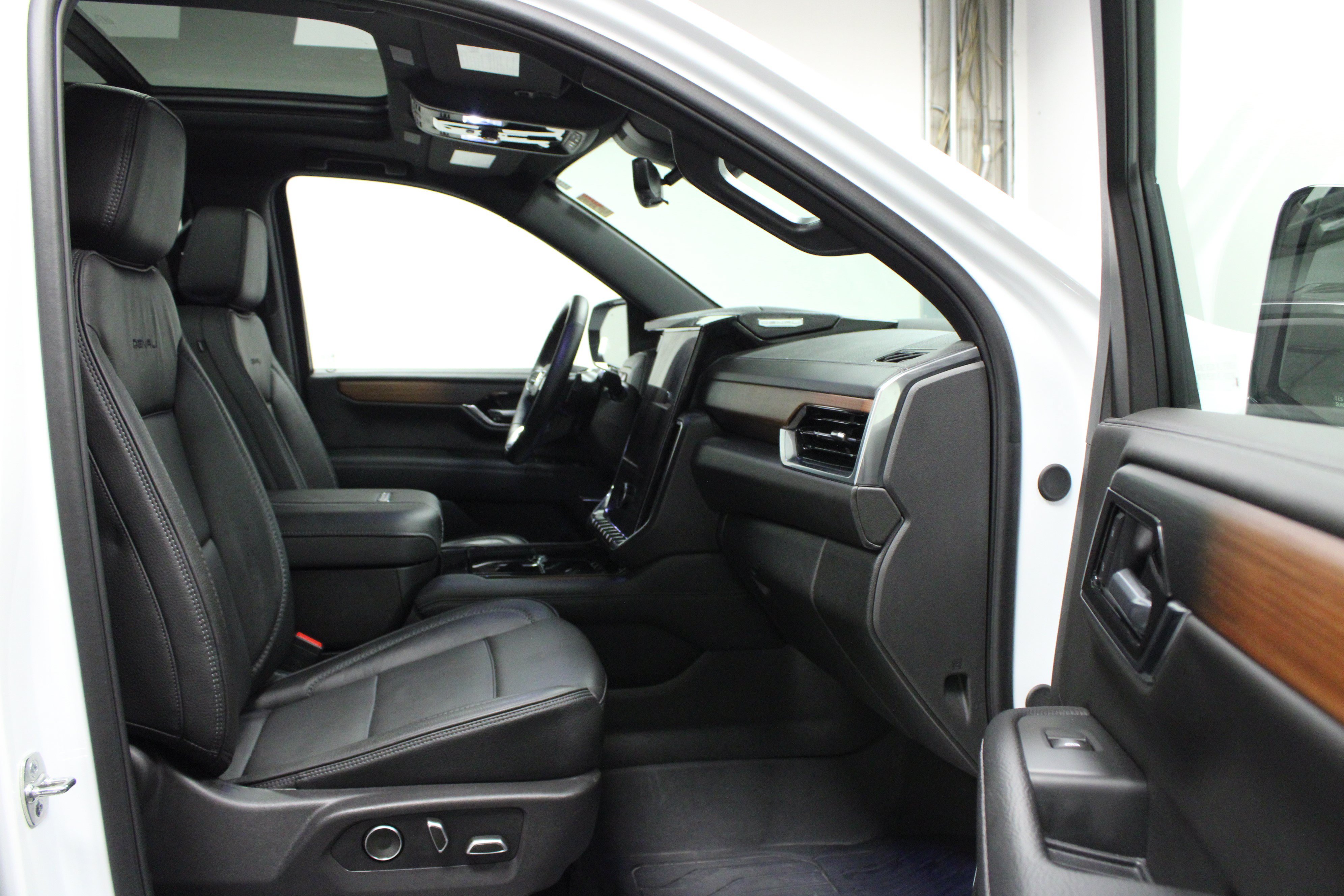 Used 2026 GMC Yukon XL Denali w/ Advanced Technology Package AWD/4WD image 18
