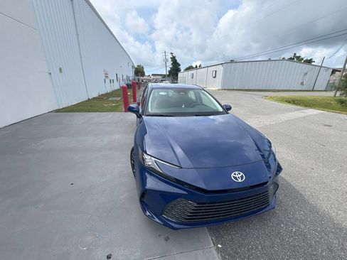 Used 2025 Toyota Camry XLE FWD image 12