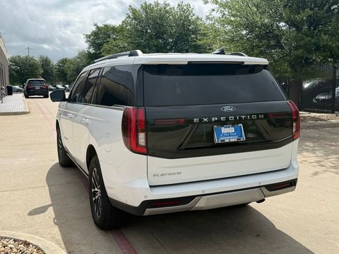 Used 2025 Ford Expedition Platinum image 3