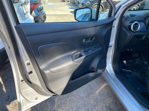 Used 2025 Nissan Versa SV image 18