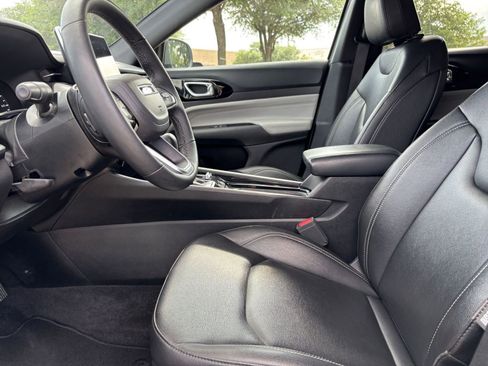 Used 2025 Jeep Compass Limited image 27