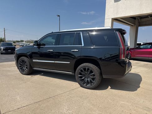 Used 2015 Cadillac Escalade Premium image 2