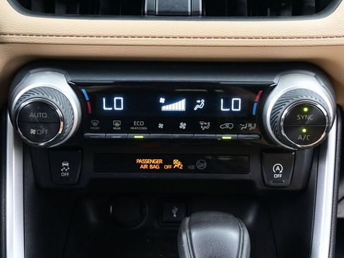 Used 2021 Toyota RAV4 XLE AWD/4WD image 19
