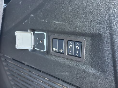 Used 2024 GMC Yukon AT4 w/ Technology Package AWD/4WD image 25