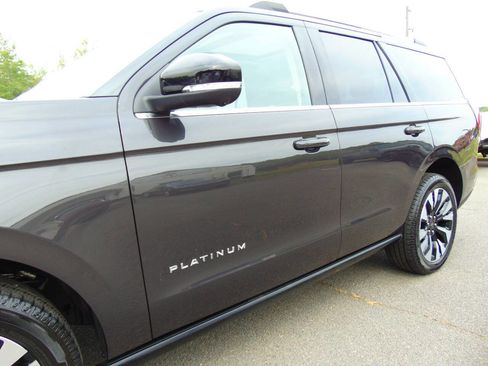 Used 2025 Ford Expedition Platinum w/ Driver's Package AWD/4WD image 34