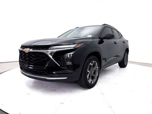Used 2025 Chevrolet Trax LT w/ LT Convenience Package FWD image 11