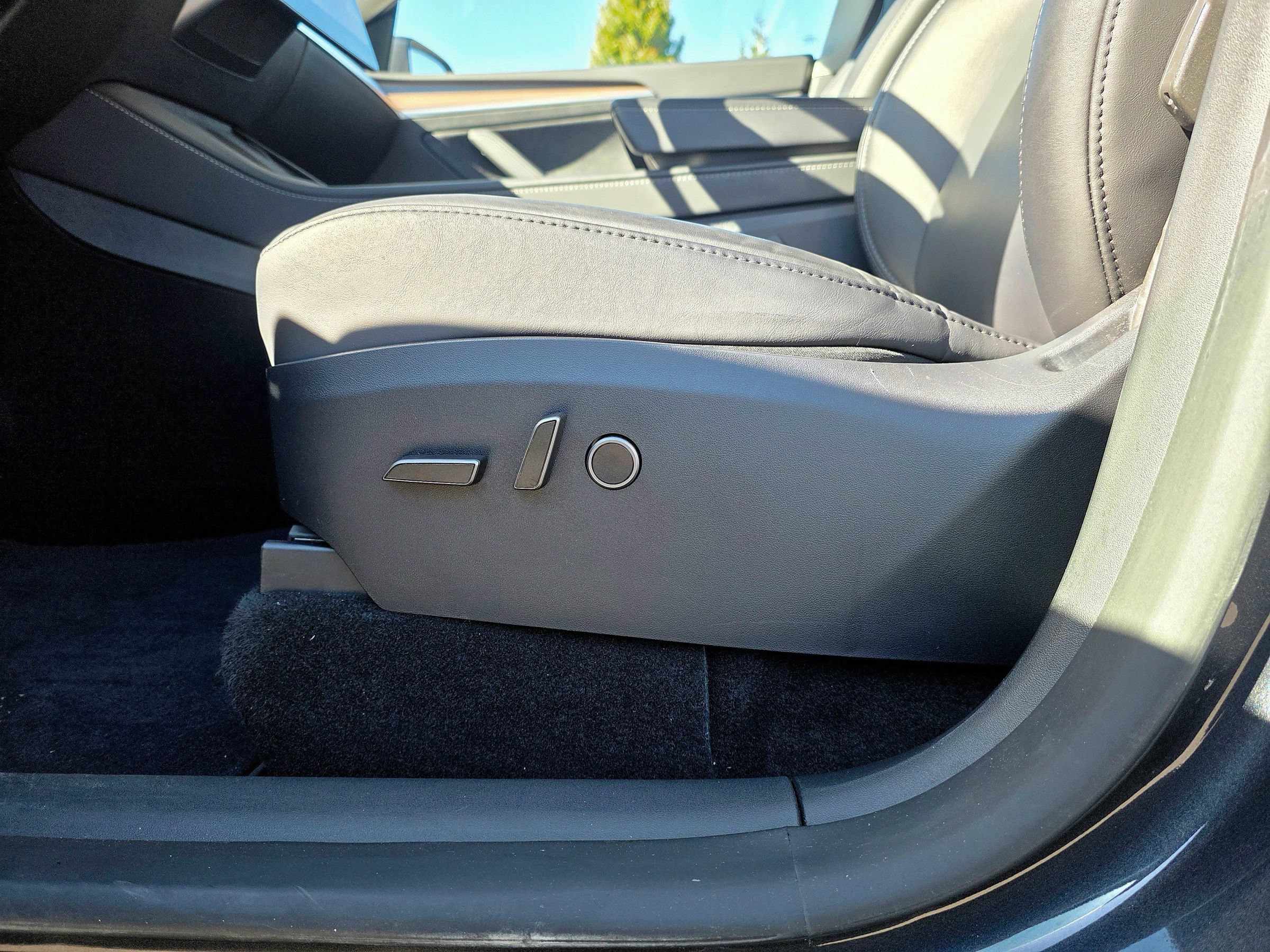 Used 2024 Tesla Model Y Long Range AWD/4WD image 43