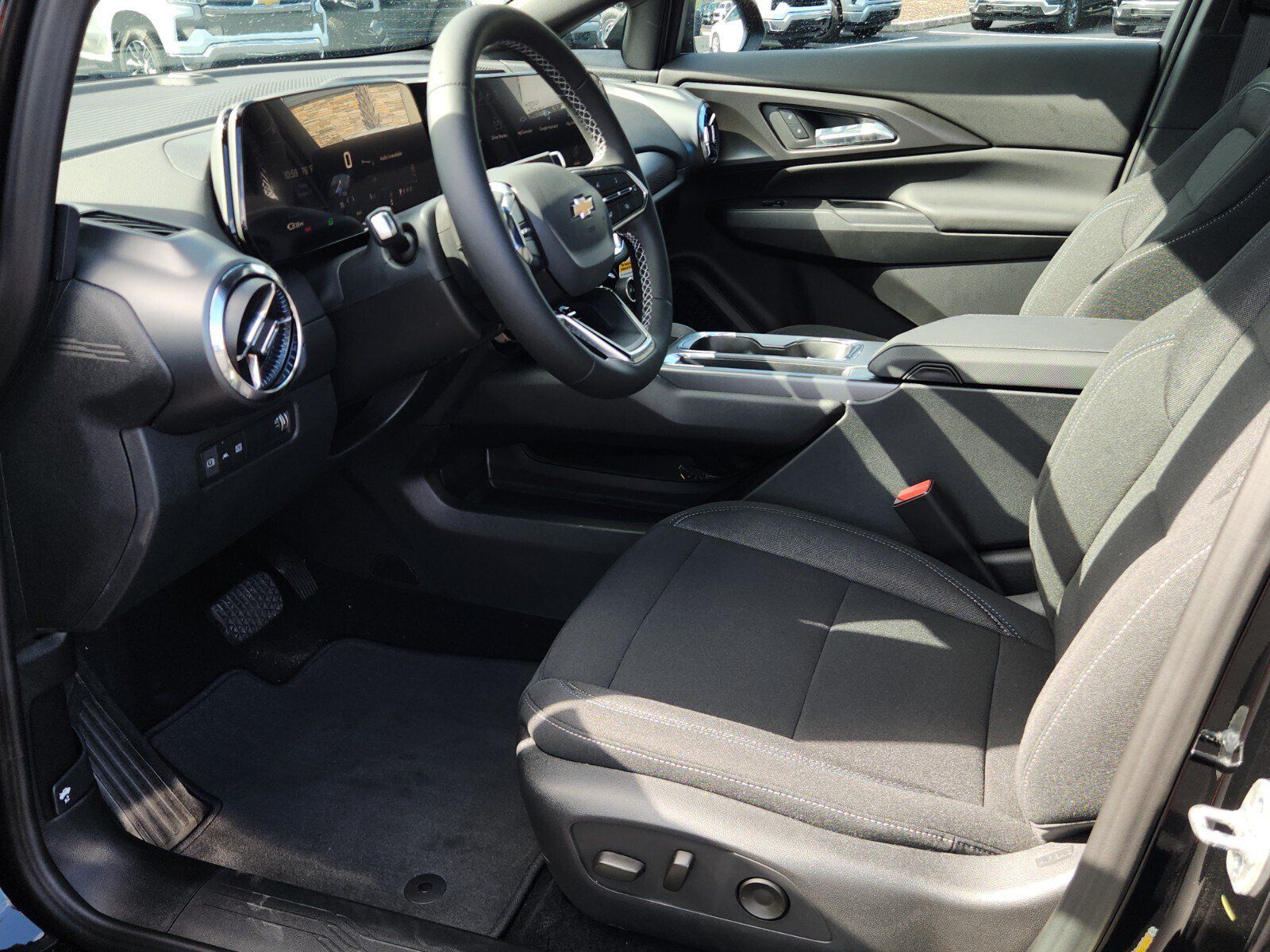 New 2026 Chevrolet Equinox EV LT w/ Comfort Package AWD/4WD image 6