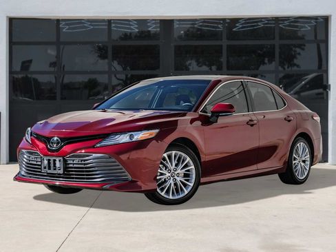 Used 2018 Toyota Camry XLE image 1