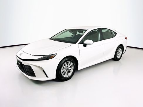 Used 2025 Toyota Camry LE image 3