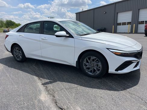 Used 2025 Hyundai Elantra Hybrid FWD image 3