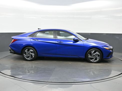 Certified 2025 Hyundai Elantra SEL image 7