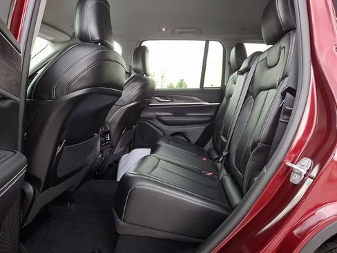 Used 2023 Jeep Grand Cherokee Limited w/ Black Appearance Package AWD/4WD image 13