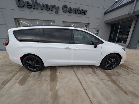 New 2026 Chrysler Pacifica Limited w/ S Appearance Package image 5
