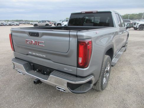 New 2026 GMC Sierra 1500 SLT image 4