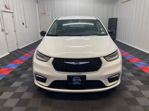 Used 2024 Chrysler Pacifica Touring-L image 7